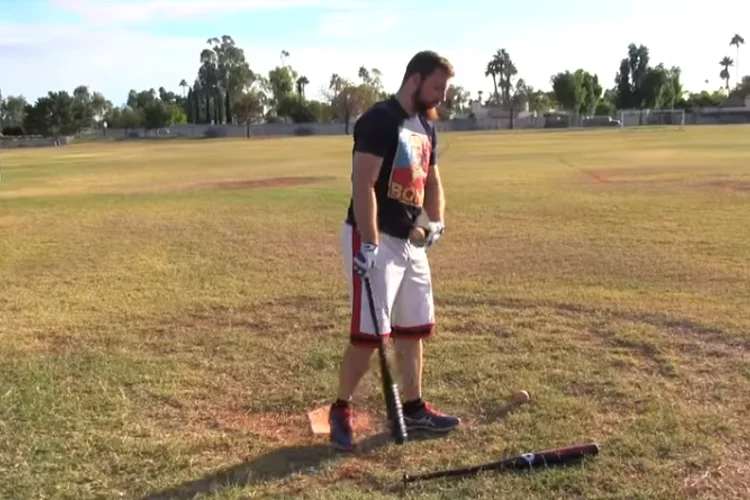 Difference between a Baseball and a Softball Bat